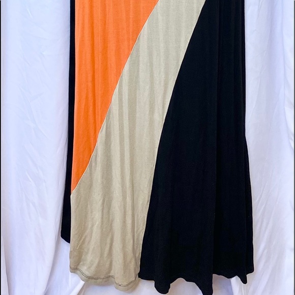 Long black dress with peep back - Picture 5 of 5